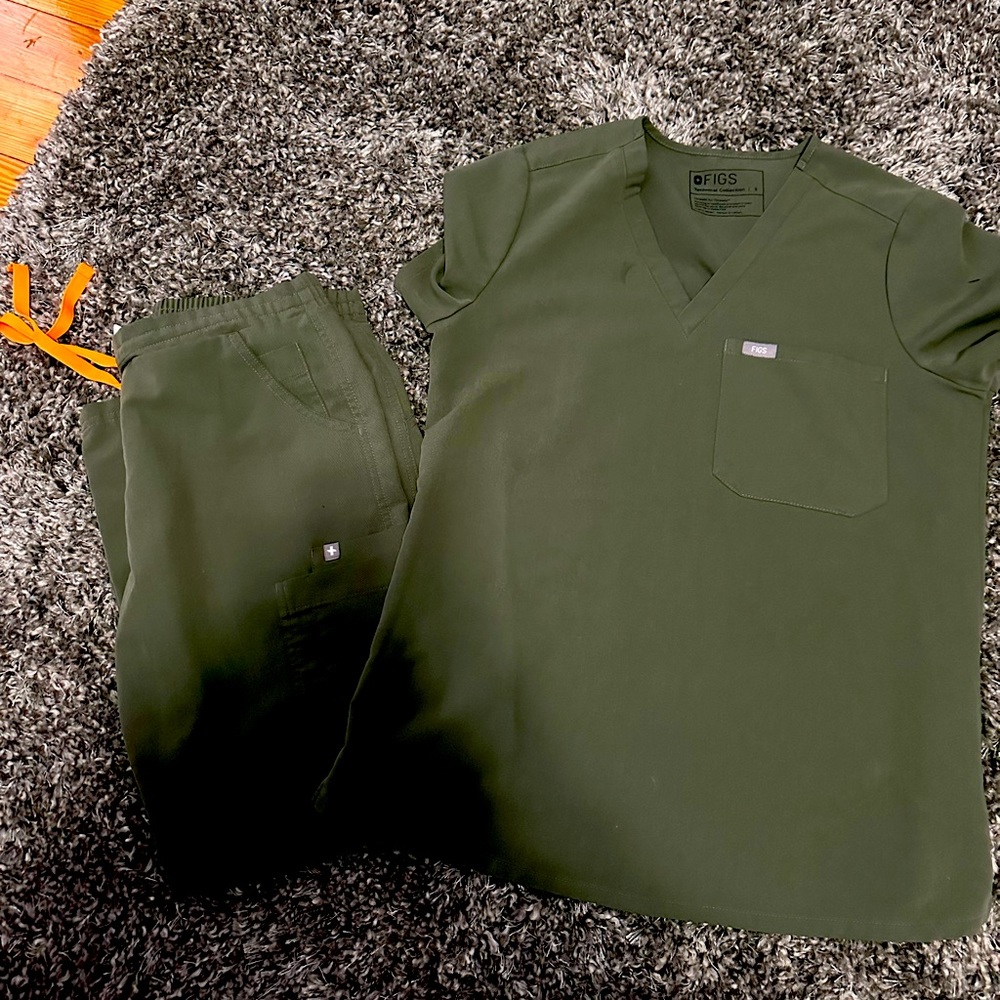Set of small Figs army green technical scrubs in excellent condition